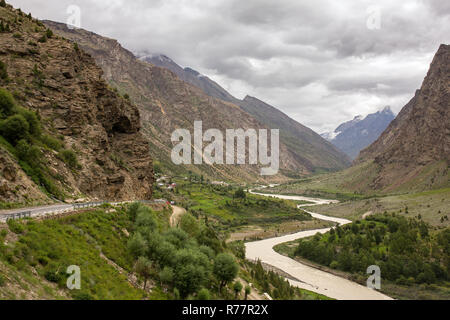 Blick von Rothang Pass an der schönen grünen Kullu Tal in Himachal Pradesh, Indien Stockfoto