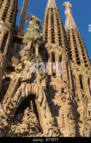 Barcelona, Spanien - 26. März 2018: La Sagrada Familia - die imposante Kathedrale von Gaudí entworfen, die sich seit dem 19. März 1882 und Nr. Stockfoto
