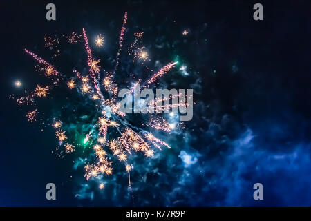 Hellen festlichen Feuerwerk vor dem Hintergrund der blauen Nachthimmel Stockfoto