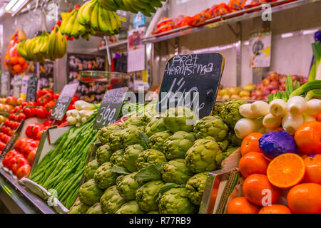 Der Mercat de Sant Josep de la Boqueria, einem großen öffentlichen Markt in der Ciutat Vella Bezirk in Barcelona, Spanien. Nahaufnahme der grünen Artischocken Stockfoto