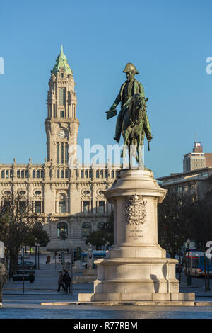 Die Statue von König Dom Pedro VI auf der Praça da Liberdade im historischen Zentrum von Porto, Portugal Stockfoto