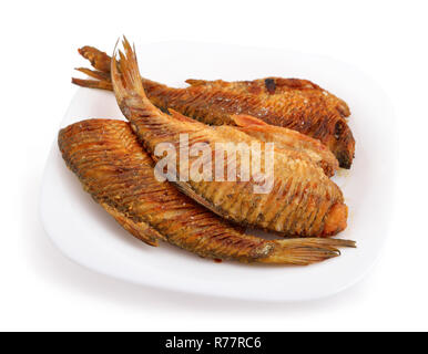 Gebratene Fluss Fisch mit dem Schneiden, zurück. Auf weissem Hintergrund. Stockfoto