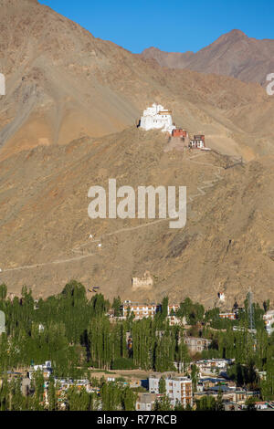 Tsemo Maitreya Tempel in der Dämmerung in Leh, Ladakh, Indien Stockfoto