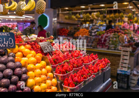 Der Mercat de Sant Josep de la Boqueria, einem großen öffentlichen Markt in der Ciutat Vella Bezirk in Barcelona, Spanien. Stockfoto