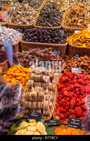 Getrocknete Früchte und Nüsse am Mercat de Sant Josep de la Boqueria, einem großen öffentlichen Markt in der Ciutat Vella Bezirk in Barcelona, Spanien. Stockfoto