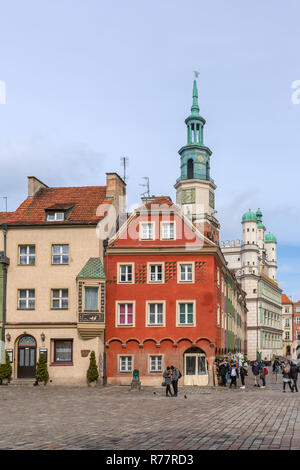 Poznan, Polen - 30. März 2018: Bunte Häuser und Rathaus am Alten Markt in Poznan, Polen. Stockfoto