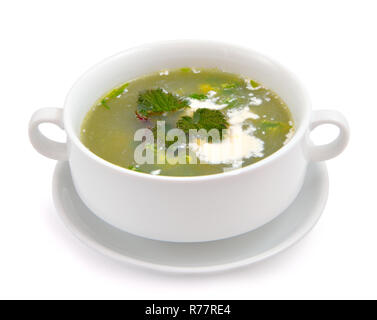 Brennnessel und Sauerrahm Suppe. Auf weissem Hintergrund. Stockfoto