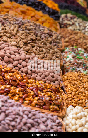 Getrocknete Früchte und Nüsse am Mercat de Sant Josep de la Boqueria, einem großen öffentlichen Markt in der Ciutat Vella Bezirk in Barcelona, Spanien. Stockfoto