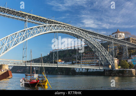 Blick auf die historische Innenstadt mit dem berühmten Ponte Dom Luiz Brücke in Porto, Portugal Stockfoto