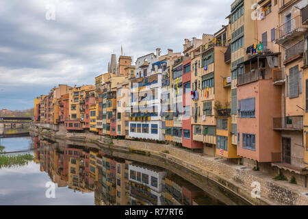 Bunte gelb, rot und orange Häuser mit der katalanischen Flaggen in Wasser Fluss Onyar, in Girona, Katalonien, Spanien wider. Stockfoto