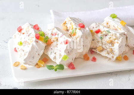 Weißer Nougat mit frischen Minzeblättchen Stockfoto