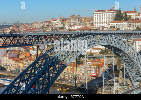 Blick auf die historische Innenstadt mit dem berühmten Ponte Dom Luiz Brücke in Porto, Portugal Stockfoto