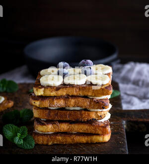 Stapel von Square gebratene Brotscheiben mit Schokolade und Banane Schichten Stockfoto