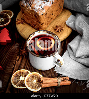 Glühwein in einem weißen Eisen Becher Stockfoto