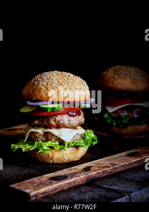 Sandwich mit zwei Fleisch Schnitzel, Käse und Gemüse Stockfoto