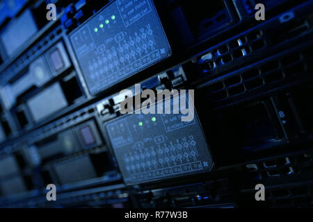 Ausrüstung in den Regalen ist das Data Center. Server Datum Zentren. Stockfoto