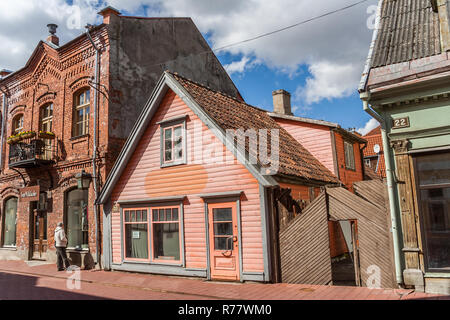 Zentrale Straße mit bunten Holzhäusern in Pärnu, Estland Stockfoto