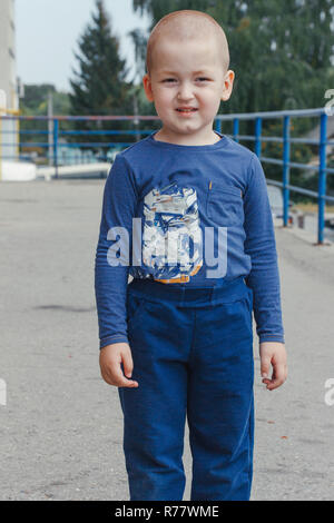 Portrait von niedlichen Lächeln auf den kleinen Jungen im blauen Hemd, Außenaufnahme Stockfoto