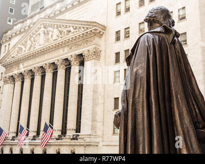 Blick von der Federal Hall von der Statue von George Washington und die Börse in der Wall Street, New York City. Stockfoto