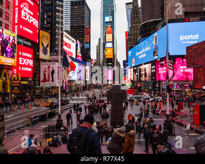 New York, Vereinigte Staaten - November 27 - 2018 - Touristen in Times Square Stockfoto