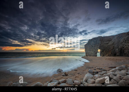 Sonnenuntergang an der Côte Sauvage in der Bretagne, Frankreich Stockfoto