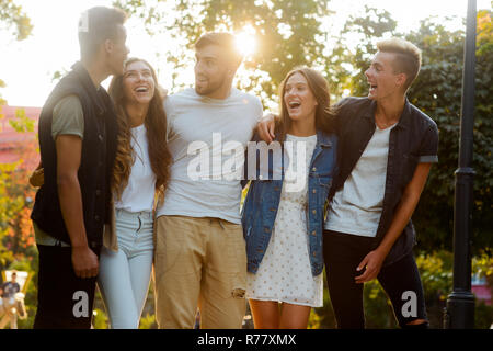 Pals zusammen Spaß haben Stockfoto