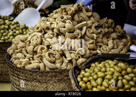 Oliven in einem Markt, Detail der zubereiteten Speisen, Vorspeisen Stockfoto