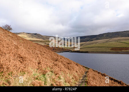 Pfad entlang Kinder Reservoir, Hayfield, Cheshire. Stockfoto