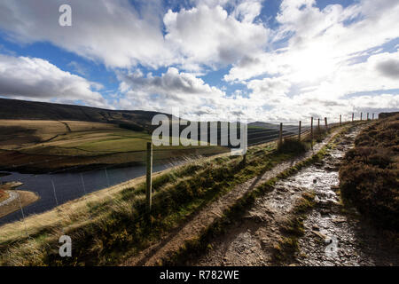 Pfad entlang Kinder Reservoir, Hayfield, Cheshire. Stockfoto