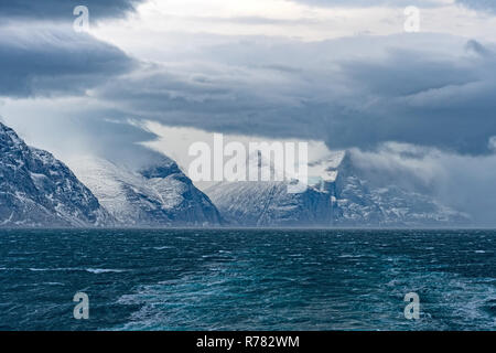 Gewitterwolken über einen Ozean Fjord Stockfoto