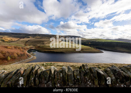 Blick über Kinder Behälter in Richtung Kinder Scout, Peak District, England. Stockfoto