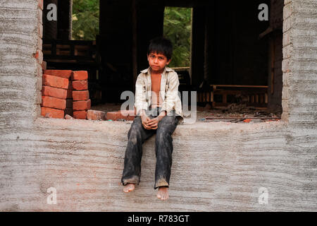 New Delhi, Indien - 20. Oktober 2017: Porträt der Jungen arbeiten als Maurer in Konstruktion mit schmutzigen Kleidung und trauriges Gesicht mit resignatio Stockfoto