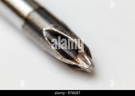 Die Spitze des alten Schraubendreher auf weißem Hintergrund. Extrem closeup, Super Makro Stockfoto