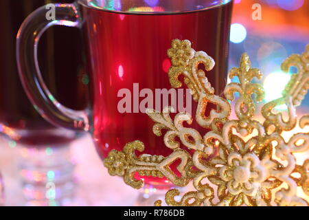 Glühwein - ein Getränk mit rotem Wein gemacht Stockfoto