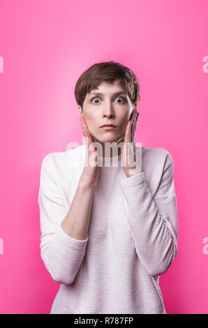 Wow. Schöne weibliche Hälfte - Länge vorne portrait isoliert auf Pink Studio Hintergrund. Stockfoto