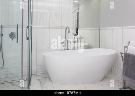 Badezimmer in einem schönen Stil mit Marmorfliesen Stockfoto