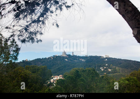 Park Guell Tibidabo Berg aus gesehen Stockfoto