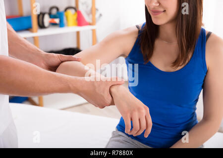 Frauen, die Handmassage Stockfoto