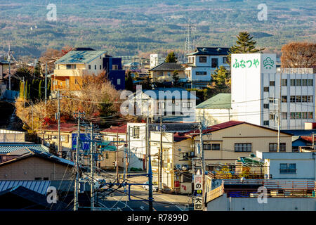 Fujikawaguchiko, Yamanashi, Japan - 29 November 2018: Herbst scenie Ansicht von Fuji Kawaguchiko Landschaft mit See und Berge Stockfoto