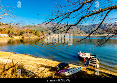 Fujikawaguchiko, Yamanashi, Japan - 29 November 2018: Herbst scenie Ansicht von Fuji Kawaguchiko Landschaft mit See und Bergen von Nagasaki Park Stockfoto