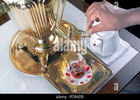 Samowar auf dem Tisch Stockfoto