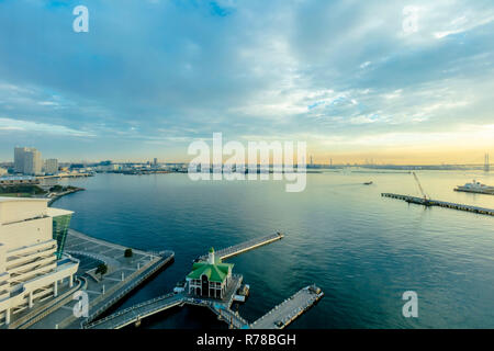 Yokohama, Kanagawa/Japan - 03. Dezember 2018: Minato Mirai Zukunft Hafen in Yokohama Stadtbild Blick auf das Meer und kommerziellen Gebäuden Stadtbild Stockfoto