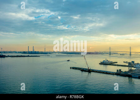 Yokohama, Kanagawa/Japan - 03. Dezember 2018: Minato Mirai Zukunft Hafen in Yokohama Stadtbild Blick auf das Meer und kommerziellen Gebäuden Stadtbild Stockfoto