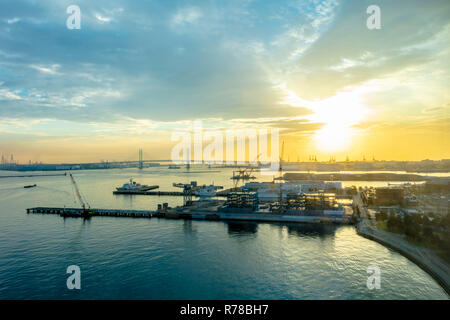 Yokohama, Kanagawa/Japan - 03. Dezember 2018: Minato Mirai Zukunft Hafen in Yokohama Stadtbild Blick auf das Meer und kommerziellen Gebäuden Stadtbild Stockfoto