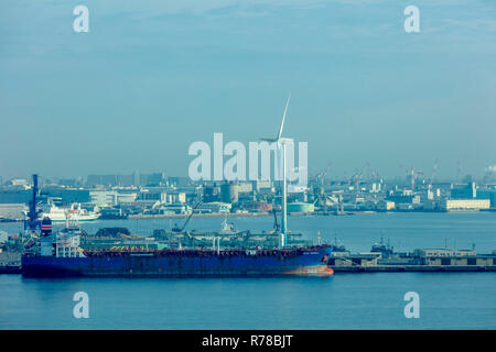 Yokohama, Kanagawa/Japan - 03. Dezember 2018: Minato Mirai Zukunft Hafen in Yokohama Stadtbild Blick auf das Meer und kommerziellen Gebäuden Stadtbild Stockfoto