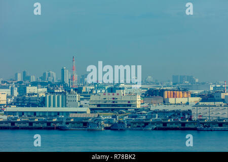 Yokohama, Kanagawa/Japan - 03. Dezember 2018: Minato Mirai Zukunft Hafen in Yokohama Stadtbild Blick auf das Meer und kommerziellen Gebäuden Stadtbild Stockfoto