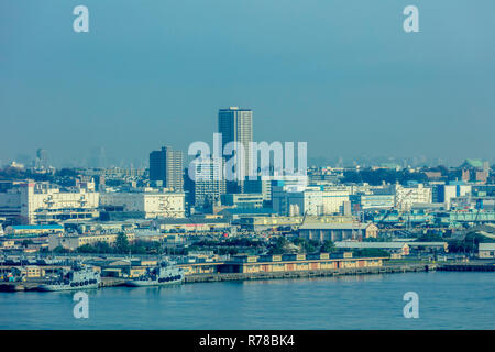 Yokohama, Kanagawa/Japan - 03. Dezember 2018: Minato Mirai Zukunft Hafen in Yokohama Stadtbild Blick auf das Meer und kommerziellen Gebäuden Stadtbild Stockfoto