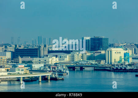 Yokohama, Kanagawa/Japan - 03. Dezember 2018: Minato Mirai Zukunft Hafen in Yokohama Stadtbild Blick auf das Meer und kommerziellen Gebäuden Stadtbild Stockfoto