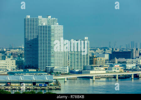 Yokohama, Kanagawa/Japan - 03. Dezember 2018: Minato Mirai Zukunft Hafen in Yokohama Stadtbild Blick auf das Meer und kommerziellen Gebäuden Stadtbild Stockfoto