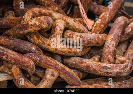 Stapel der alten schweren rostige Kette links Stockfoto